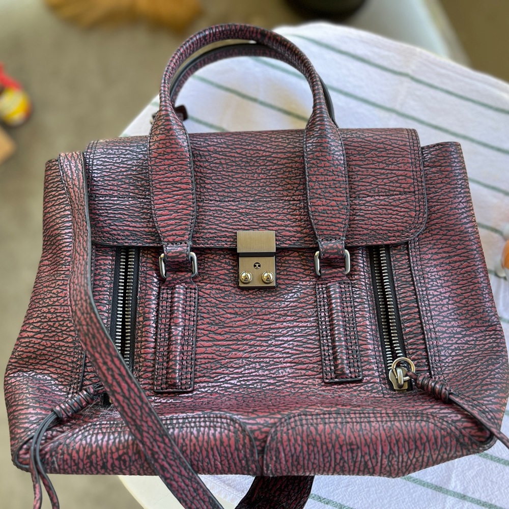The Pashli satchel in a compact medium size. Brand new, never used.